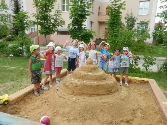 Песочная страна в детском саду. Постройки из песка в детском саду в песочнице. Игры с песком в доу. Песочные замки в детском саду старшая группа. Детские сады пески.