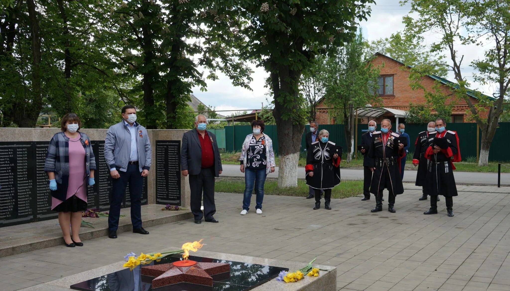 Памятник ленину в краснодарском крае. Станица ивановская краснодарский край. Памятник лукьяненко в станице ивановской краснодарского края. Ст ивановская краснодарский край. Достопримечательности станицы ивановской.