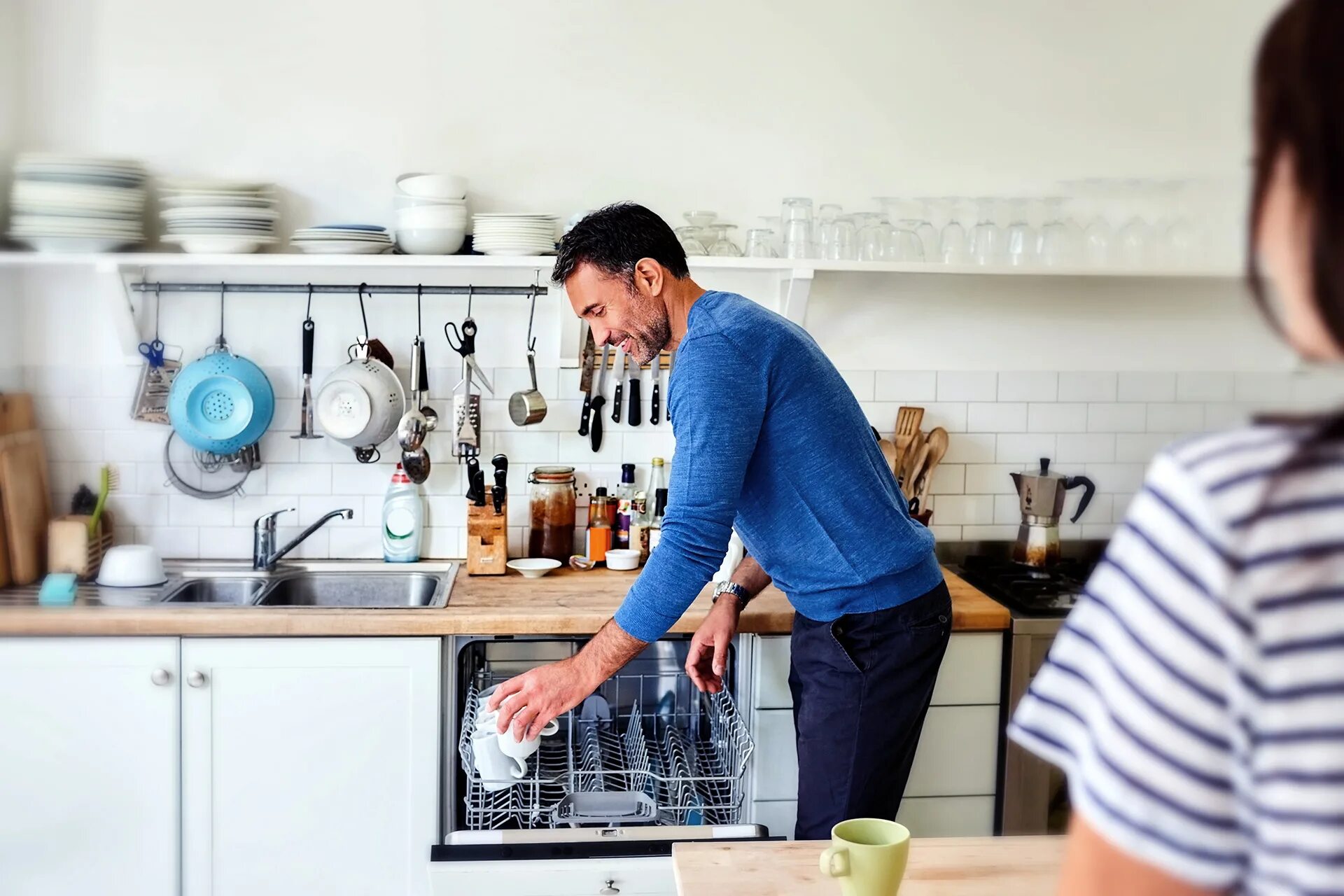 Are you doing dishes. Домашнее хозяйство. Домохозяин. Муж домохозяин. Мужчина моет посуду.