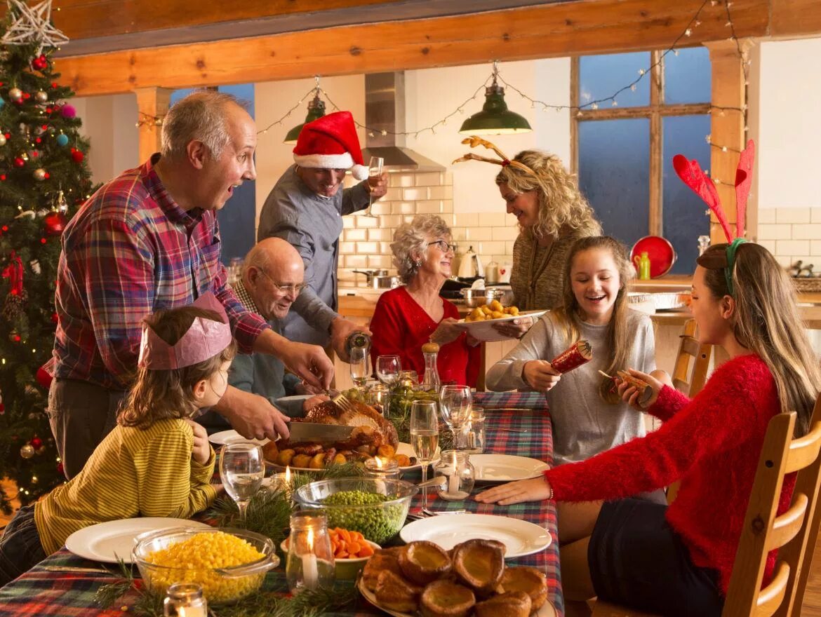 When the holidays come. Рождество семья. Празднование Рождества. Новый год семья. Рождество в Великобритании.