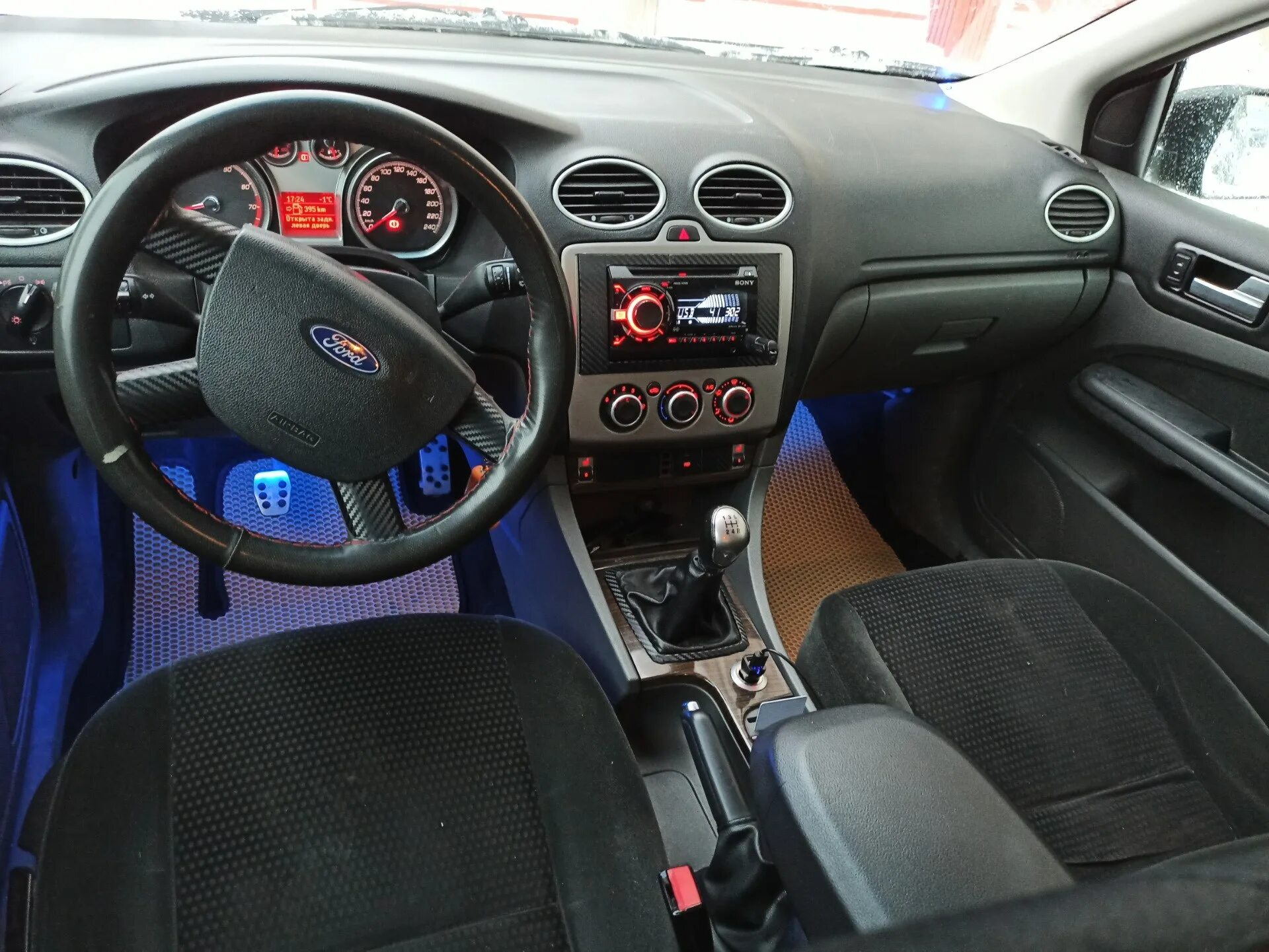 Аксессуары фокуса. Форд фокус 2 салон. Форд фокус 2 2008 салон. Ford Focus 2 2008 хэтчбек салон. Ford Focus 2 2008 салон.