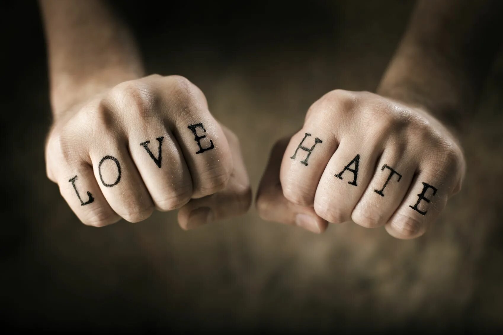 Hate ex. Любовь и ненависть. тату на пальцах hate love. ненависть надпись.