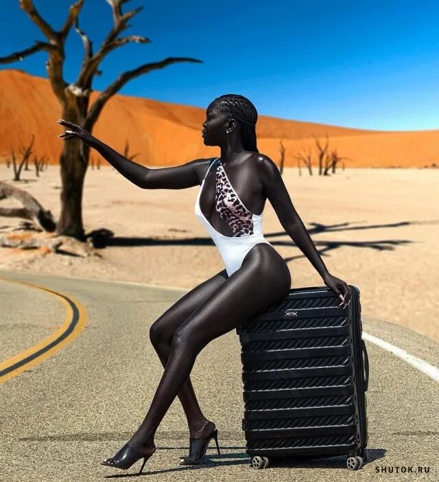 Негр е девушку. Ниаким Гатвеч. Ньяким Гатвеч - модель с самой тёмной кожей в мире. Королева тьмы. Королева тьмы - Ньяким Гатвех - модель из Южного Судана. Ньяким Гатвеч модель.