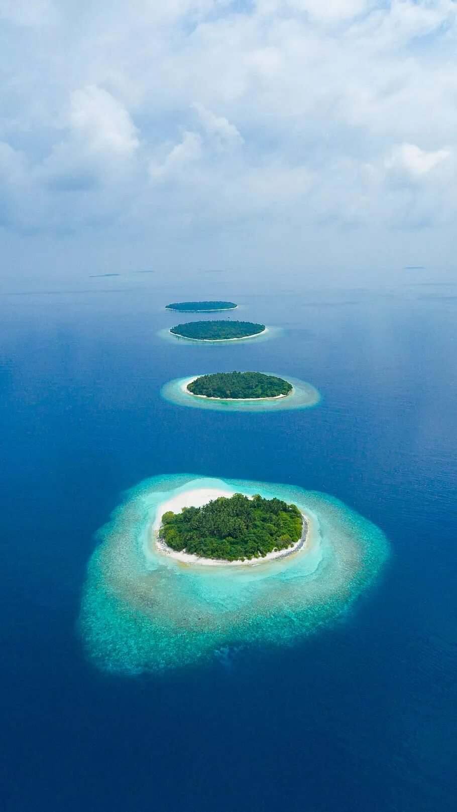 Океан и два острова. Атолл коралловый остров. Баа Атолл Мальдивы. Атолл Лагуна. Нуну Атолл Мальдивы.