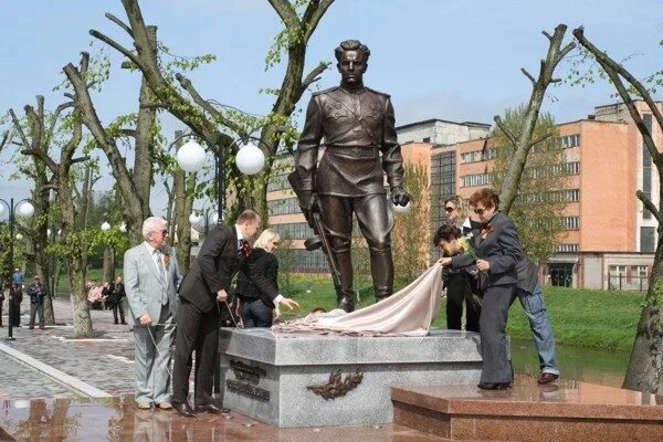 Погода в гусеве калининградской на 10. Мемориал аллея славы Гусев Калининградская область. Памятники города Гусева Калининградской области. Гусев город памятник Гусеву. Город Гусев Калининградской области памятник перво.