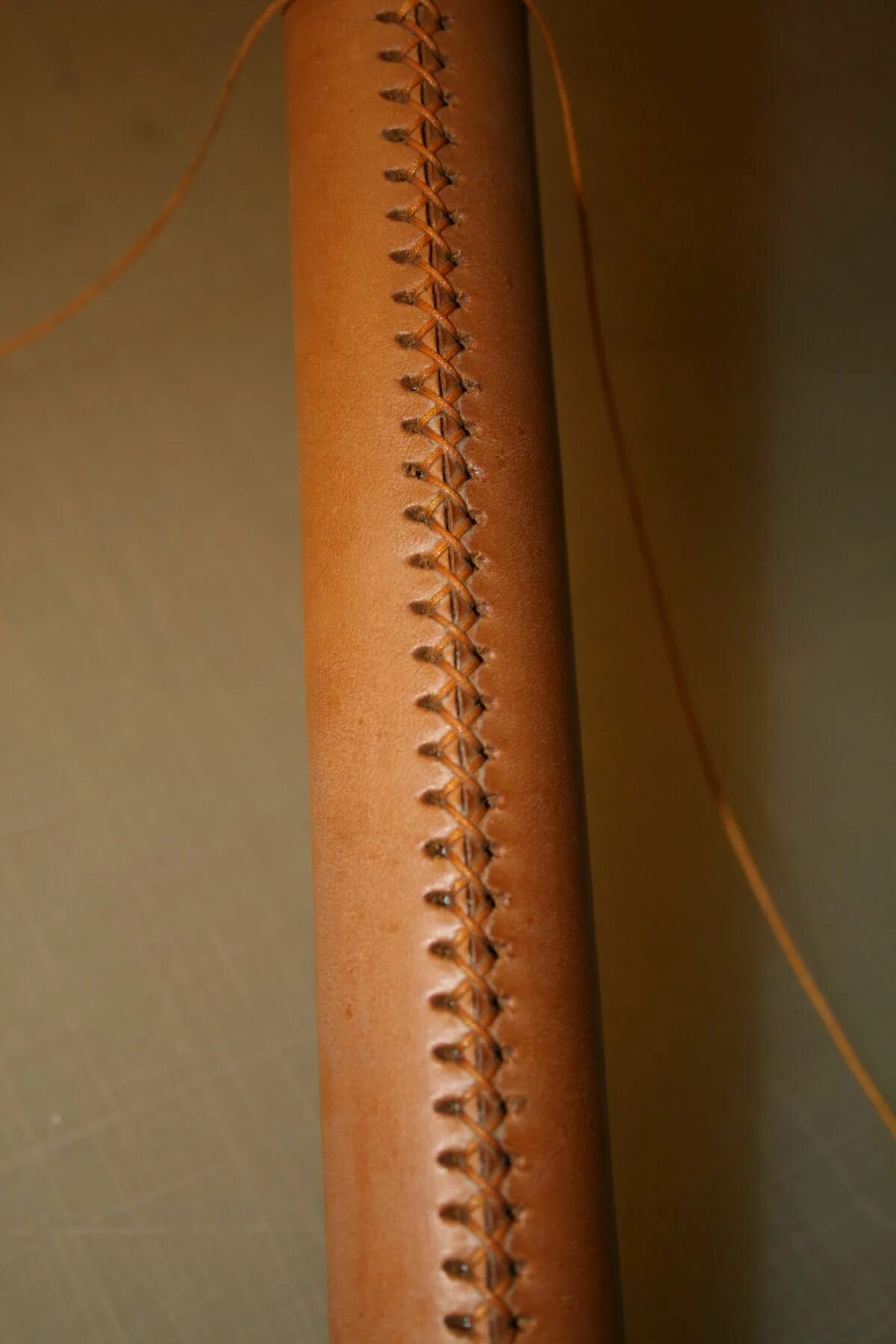 Шитье кожи. Мастерская кожи. Шитье кожи. Сшивание кожи вручную. Шов на руле.