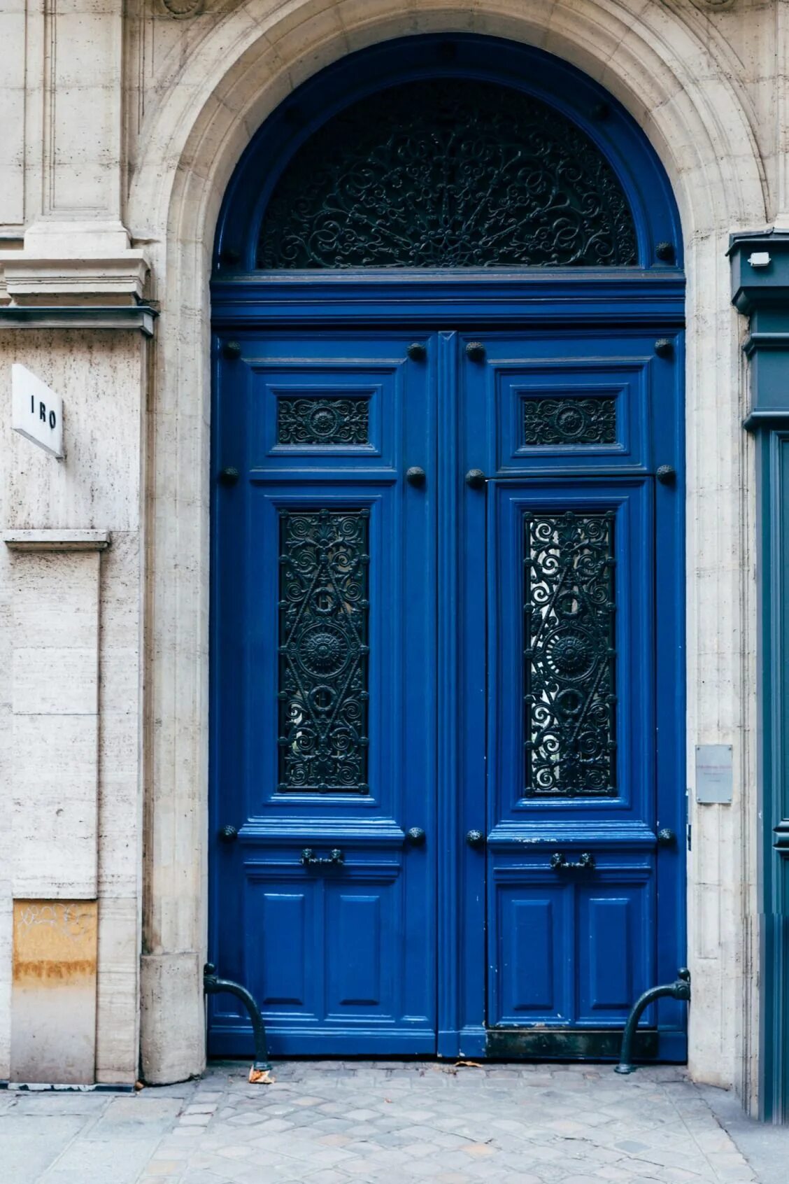 Синяя дверь. Красивая синяя дверь. Темно синяя дверь. Синие двери в архитектуре. Синяя дверь текстура.