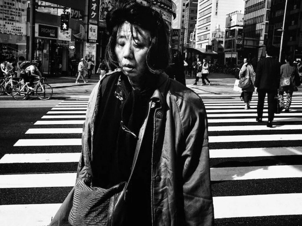 Tokyo black. Тацуо Судзуки. Tatsuo Suzuki фотограф. Уличная фотография. Уличный портрет.