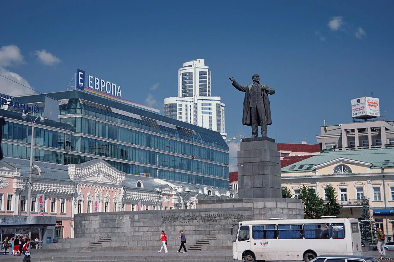 Памятник Ленину Екатеринбург. ТЦ Европа Екатеринбург. Площадь Ленина Екатеринбург. Памятник Ленина в центре Екатеринбурга. Настоящее время екатеринбург