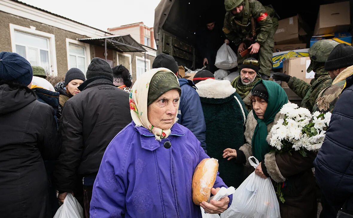 Раздача гуманитарных. Раздача гуманитарной помощи.
