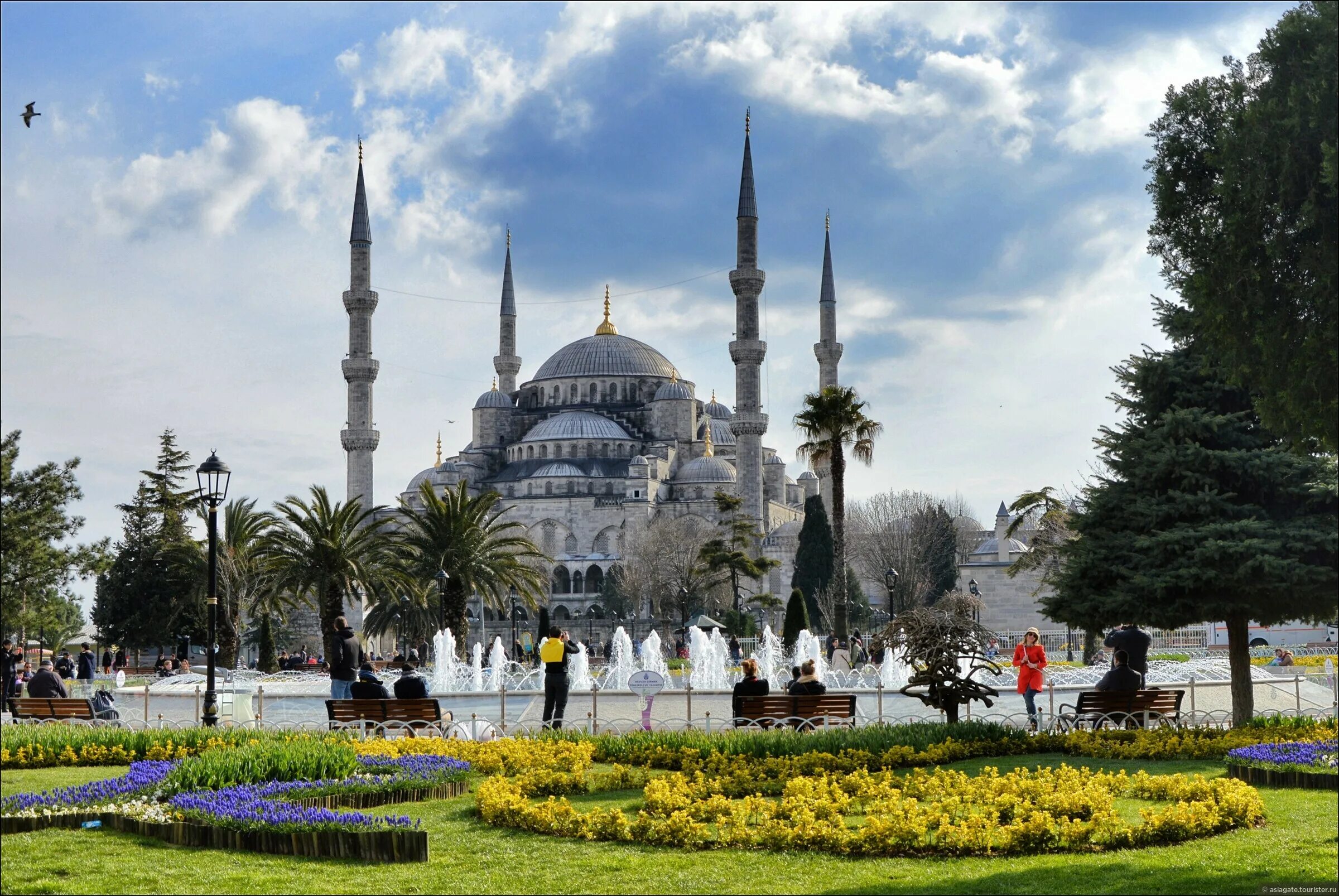 Погода в стамбуле в июле. Султанахмет Стамбул. Голубая мечеть Стамбул фото туристов. Султанахмет 1. Площадь Султана Ахмеда в Стамбуле.