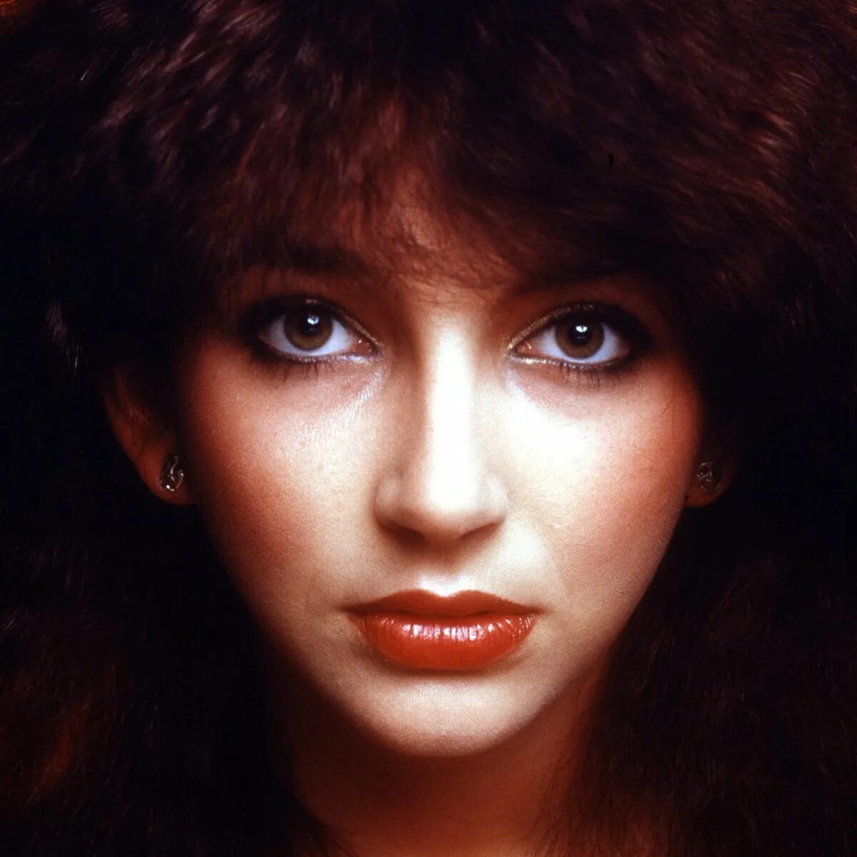 Кейт буш running up that. Кейт Буш. Running up that Hill Кейт Буш. Kate Bush 2022. Kate Bush Running up that Hill.