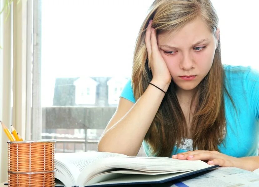 Человек не хочет учиться. Подросток. Подросток грустит. Подростки готовятся к экзаменам. Недовольный подросток.