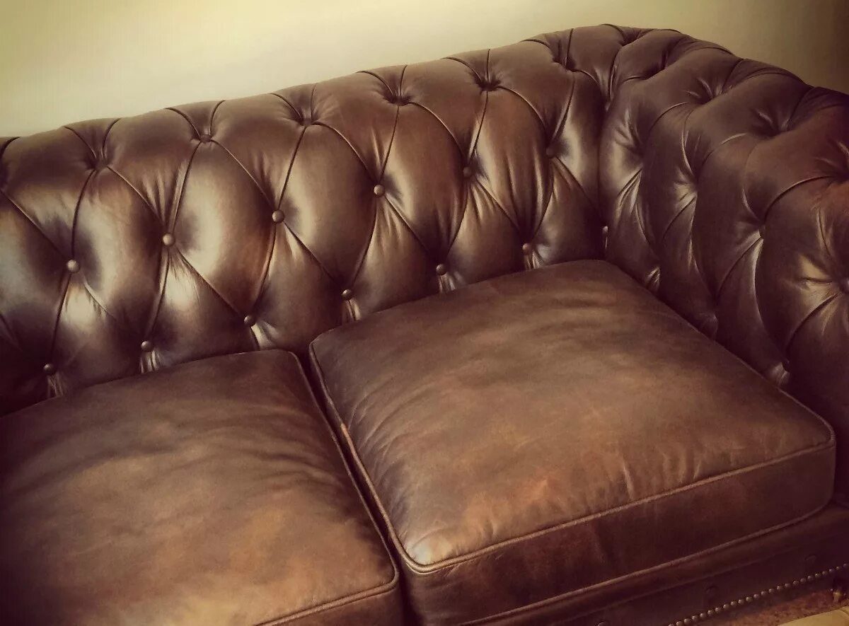Спинка кожаного дивана. Кожаный диван. Коричневый кожаный диван. Кожаные подушки для дивана. Модный кожаный диван.