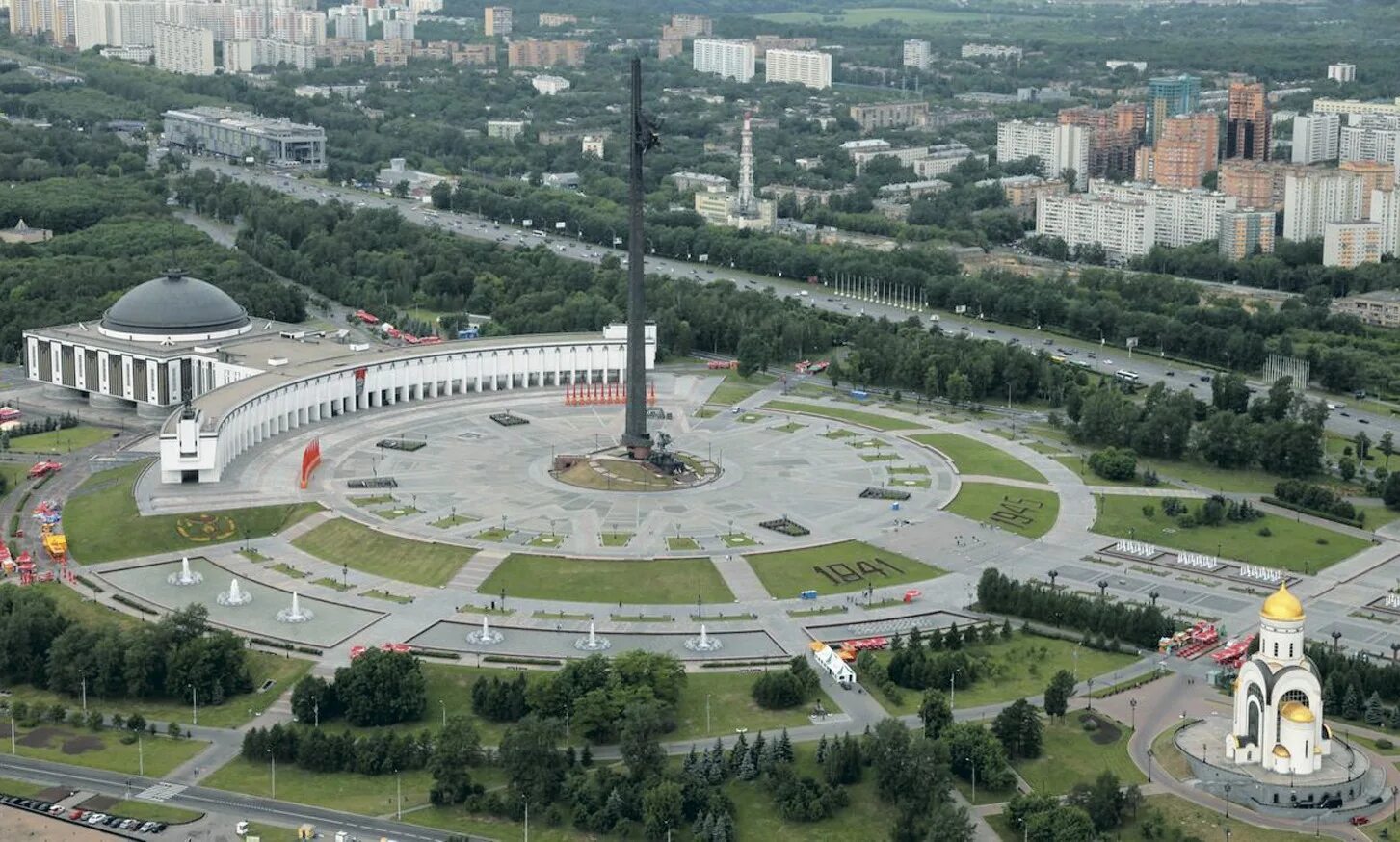 Мемориал в парке победы на поклонной. Парк Победы Поклонная гора Москва. Мемориальный комплекс на Поклонной горе. Мемориальный комплекс парк Победы в Москве. Парк на Поклонной горе в Москве.