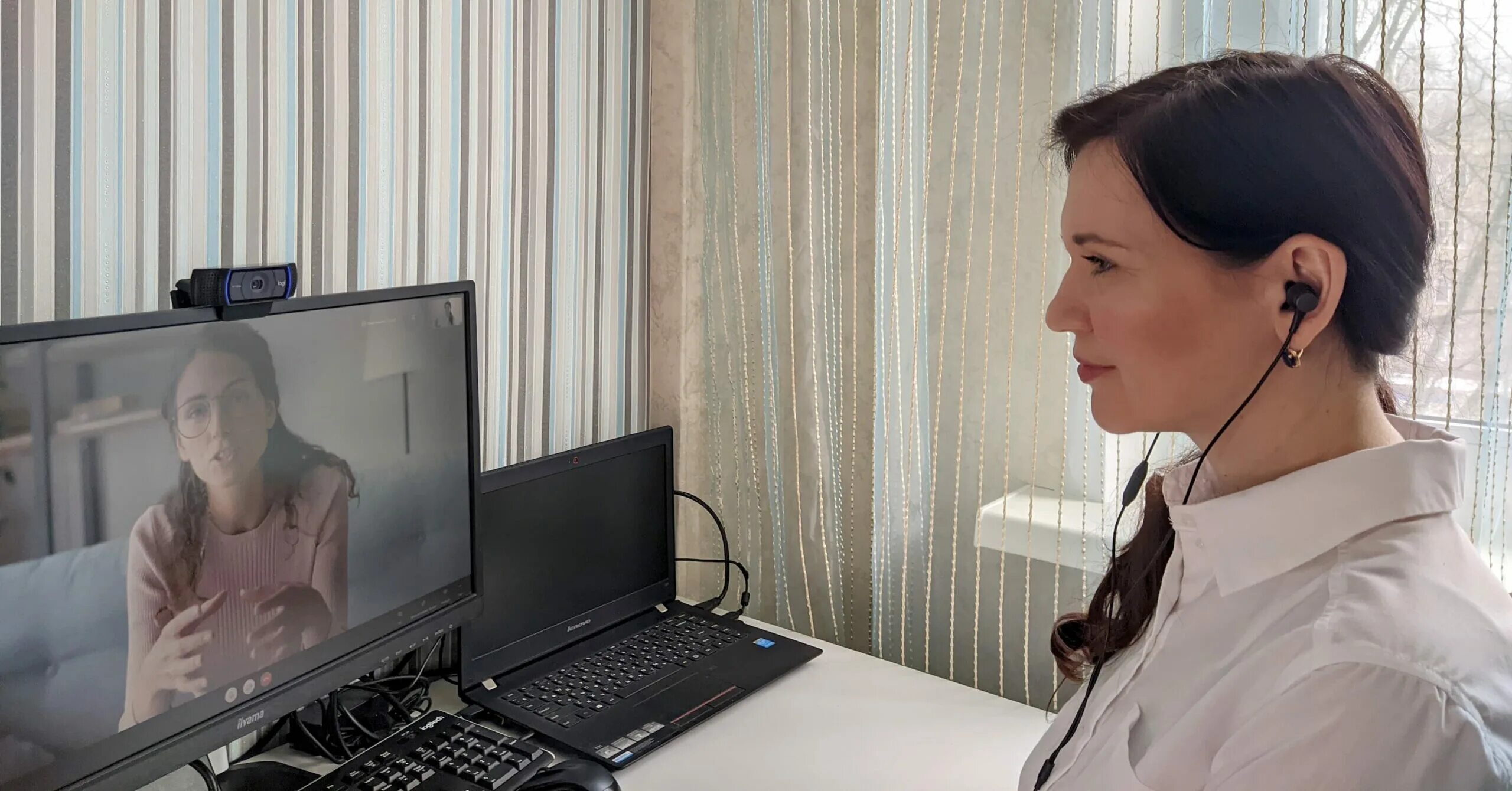 Женщина психолог. Психолог найти в интернете. Интернет консультация. Консультация психолога по скайпу. Консультация психолога онлайн.