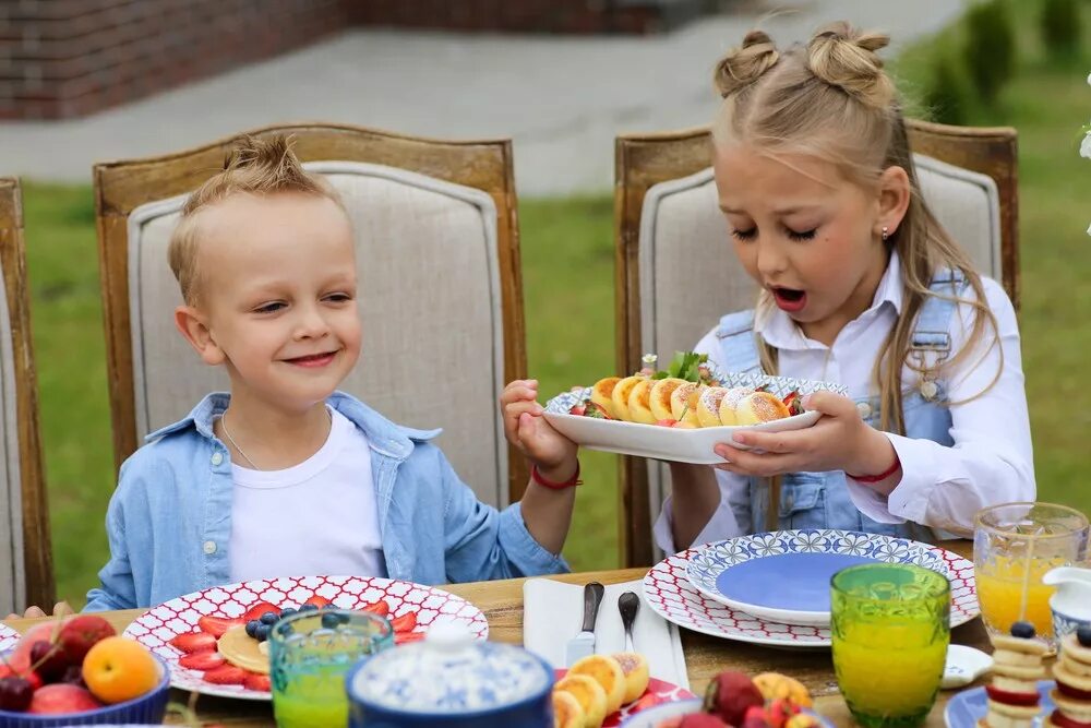 Покажи где едят. Дети за столом. Завтрак для детей. Дети за столом с едой. Дети едят за столом.