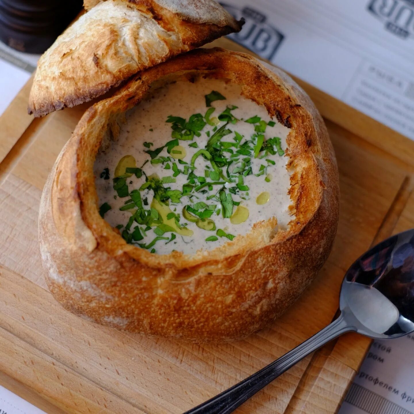 Рецепт хлебного горшочка. Бефстроганов в хлебном горшочке. Жаркое в хлебном горшочке. Съедобные горшочки из теста. Чешский суп полевка.