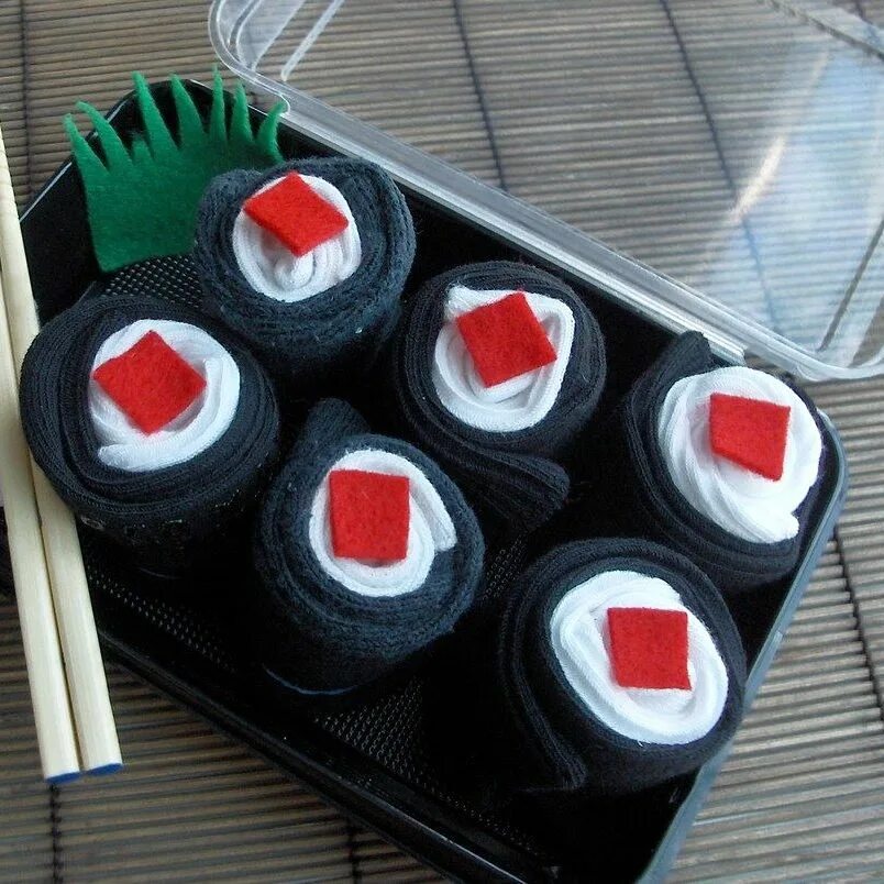 танк из носков. подарок в коробке для мужчины с носками. упаковать носки на 23 февраля. носки в подарок. мужские букеты на 23 февраля из носков.