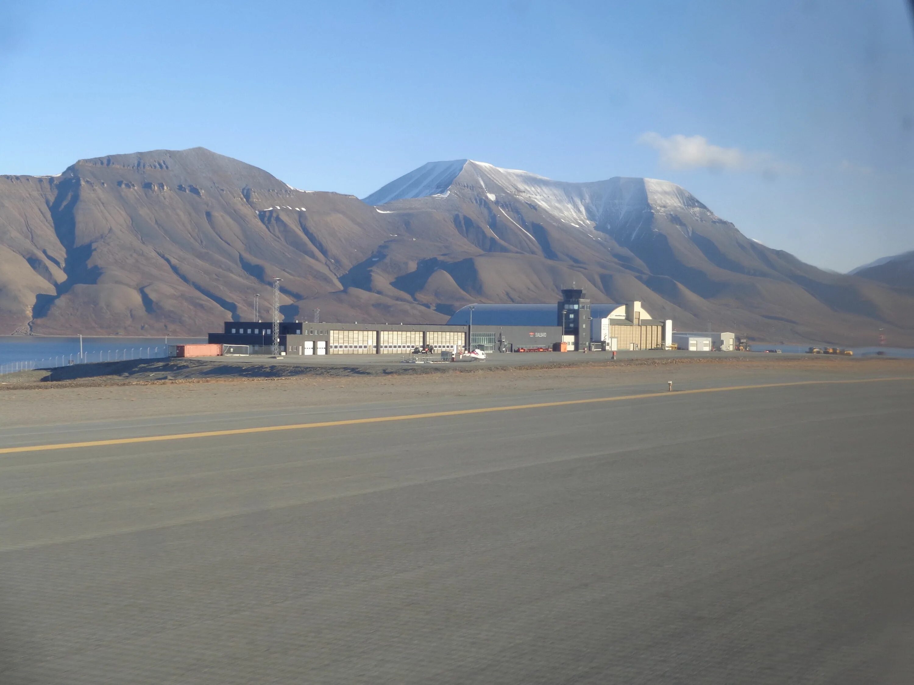 Лонгйир longyearbyen норвегия. Лонгйир фото. Лонгйир фото. Шпицберген лонгйир. Лонгиер шпицберген.