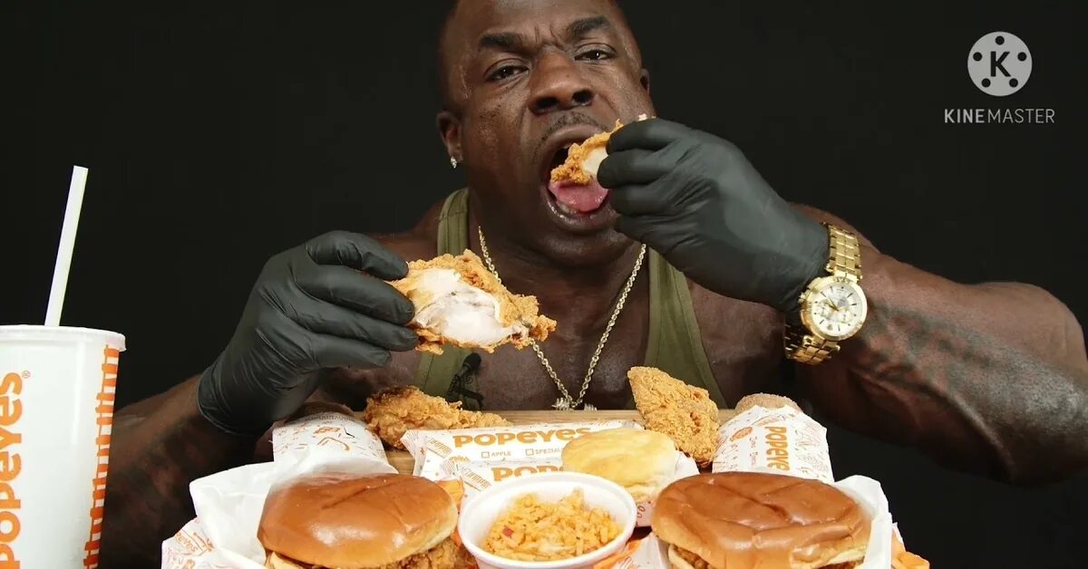 Девушка ест клубнику. Семейный обед. Food cravings. Модель кушает. We re eating.