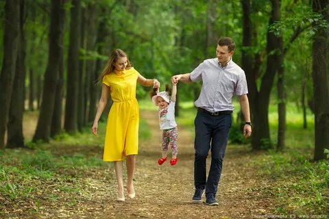 Прогулка в парке с родителями