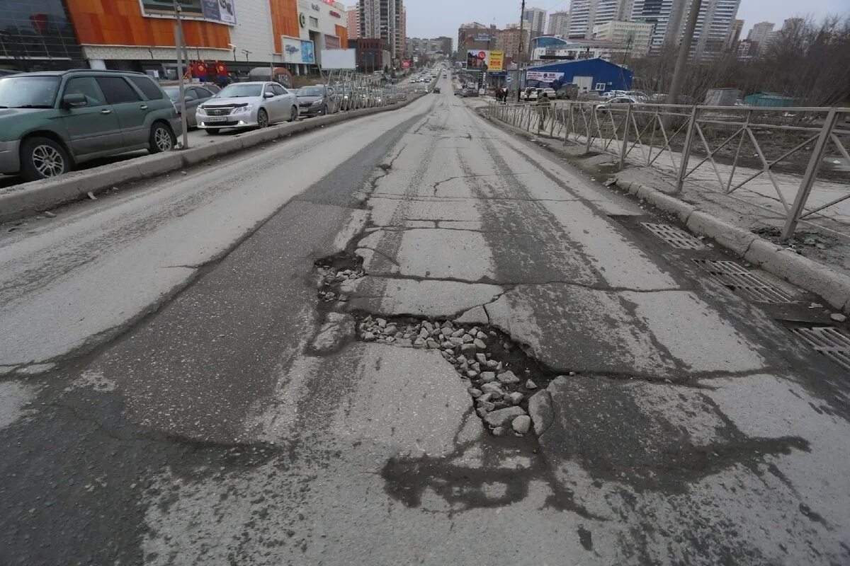 То сейчас на дорогах. Новосибирск разбитые дороги. Плохие дороги Новосибирск. Ямы на дорогах Новосибирска. Ямы город дорога.