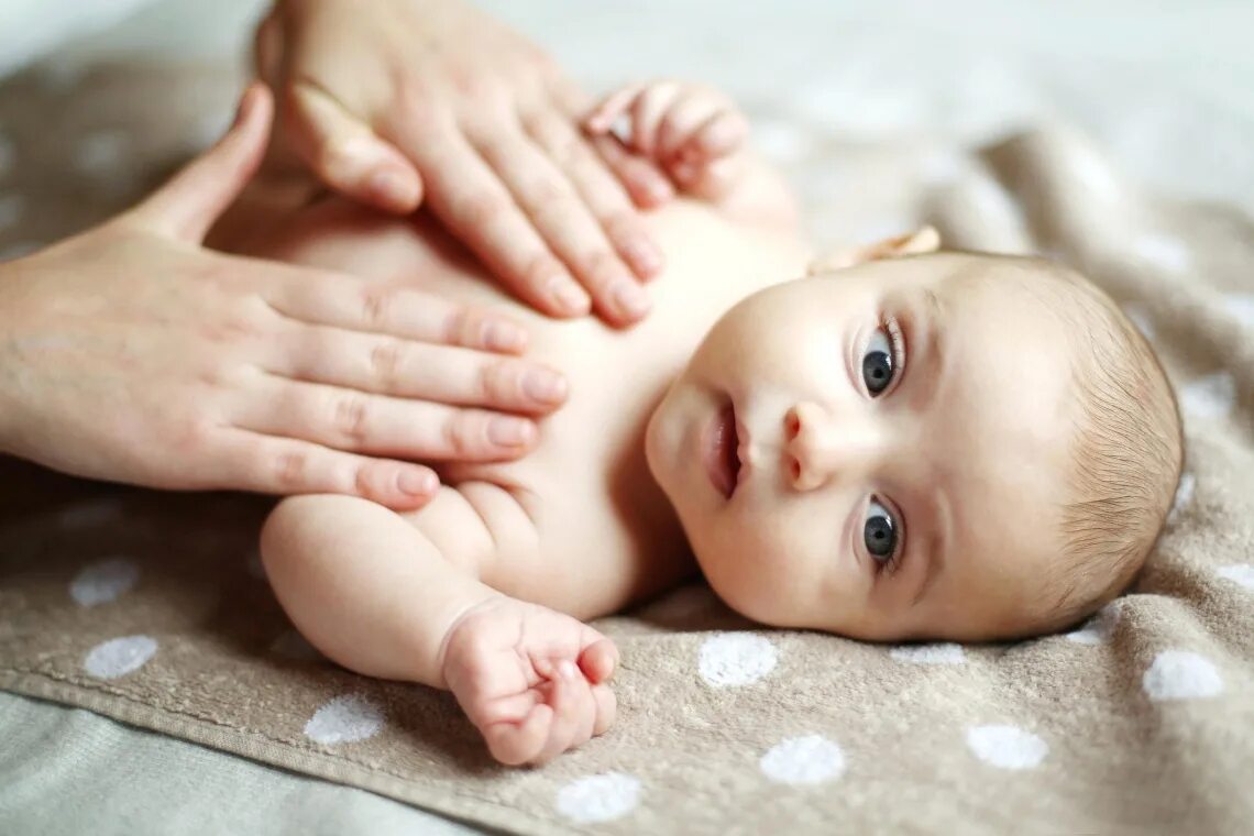 Baby massage. Детский массаж. Массаж малышу. Массаж грудному ребенку. Детский массаж фото.