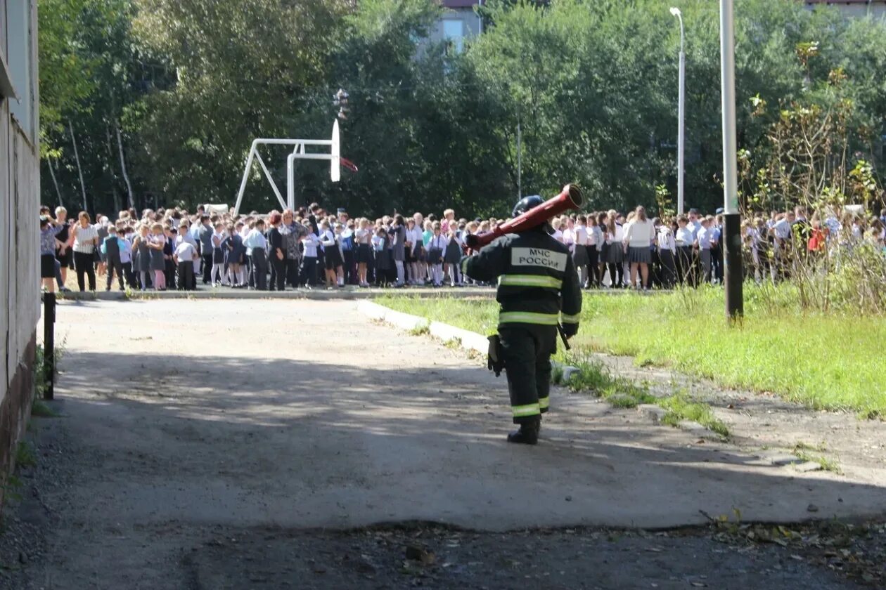 Учебная пожарная тревога в школе. Учебная тревога в школе 68 Хабаровска. Учебная пожарная тревога в ш. Позорная тревога в школе. Пожарная тревога эвакуация