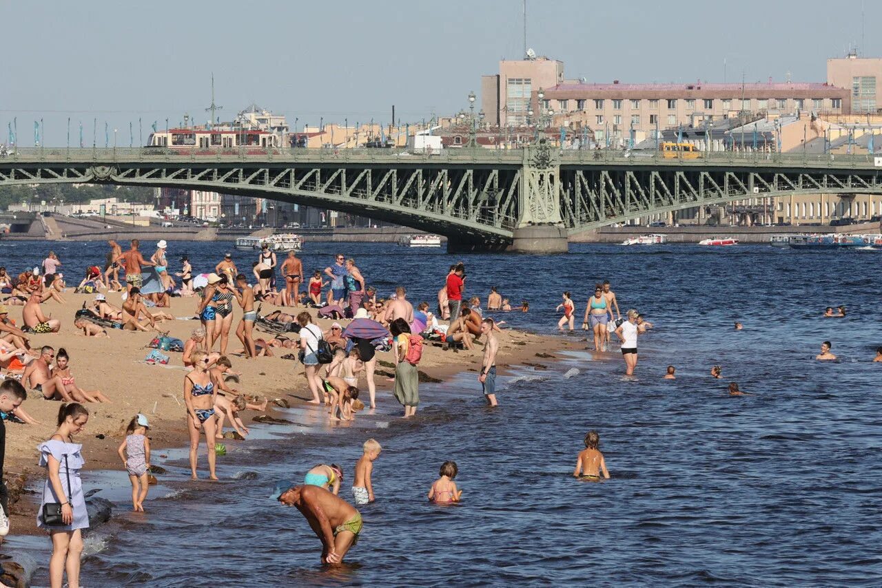 Пляж Петропавловской крепости Санкт-Петербург. Пляж в Питере у Петропавловской крепости. Пляж около Петропавловской крепости. Пляж Петропавловской крепости 2021. Купания спб