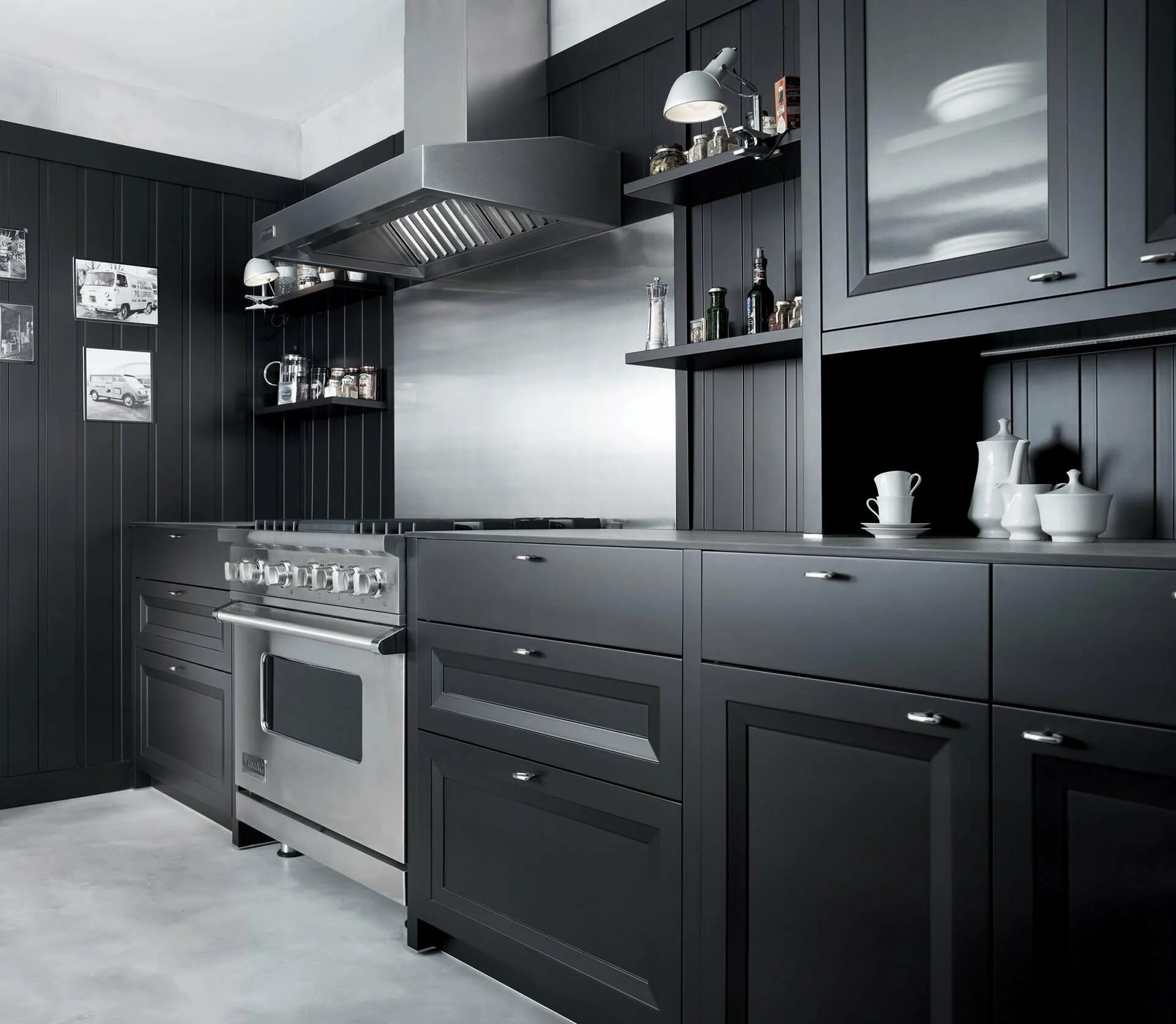 Кухня в сером цвете. Черно серая кухня. Кухня в темно сером цвете. Кухня серая с черным. Кухня в серо черном цвете.