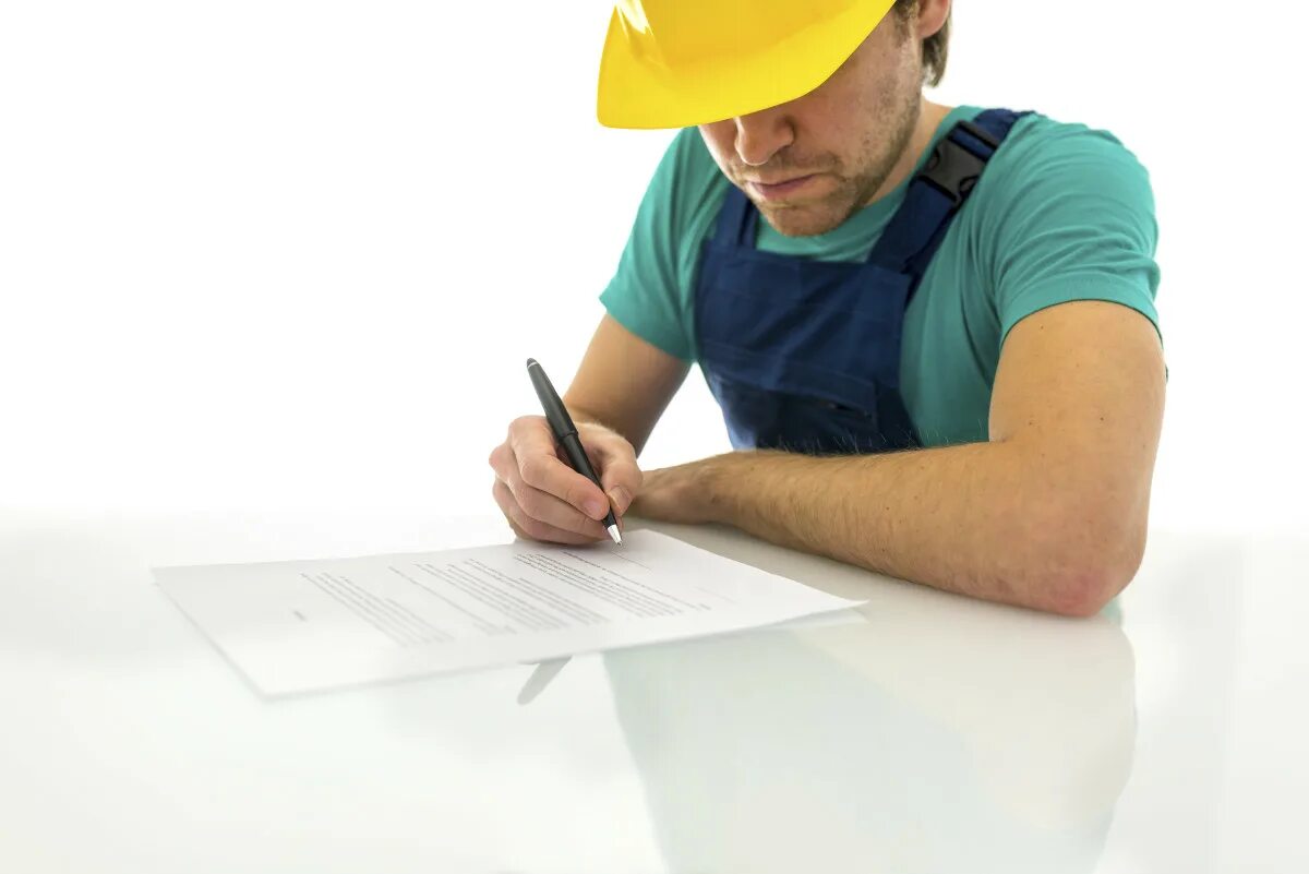 Бытовой и строительный подряд. Строитель подписывает. Строитель подписывает бумаги. Сделка со строителем. Подпись строители.