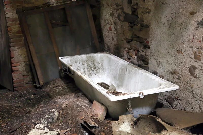 Старая ванна. Грязная ванна. Старая грязная ванна. Старая ванна вид сверху. К чему снится грязная ванна