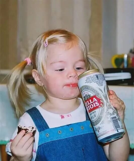 Дети пьют вино. Детский алкоголизм. Пьющий ребенок. Детский алкоголь. Ребенок с пивом.