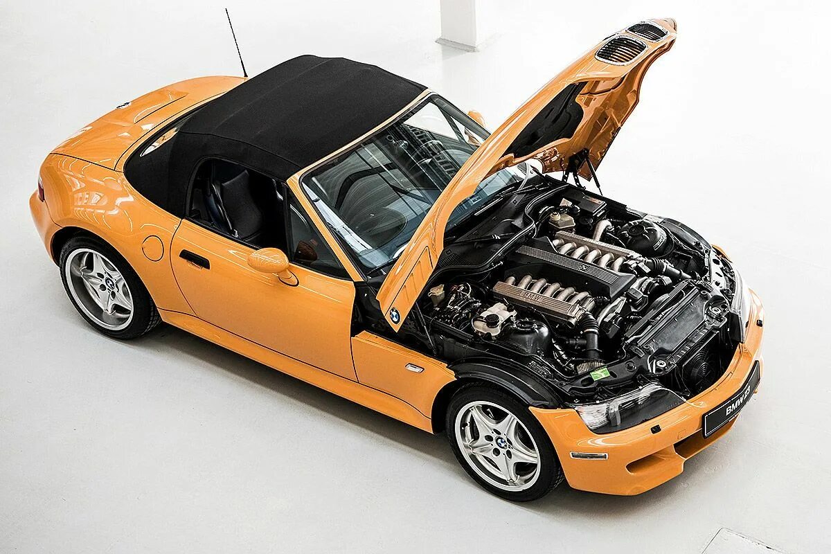 Машина с открытым капотом. BMW z3 v12. BMW m3 w12. V12 двигатель BMW. BMW z4 v12.