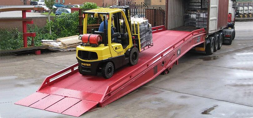 Container loading. Рампа для погрузчика угловая. enclosed van w ramps. wheeled container loader.