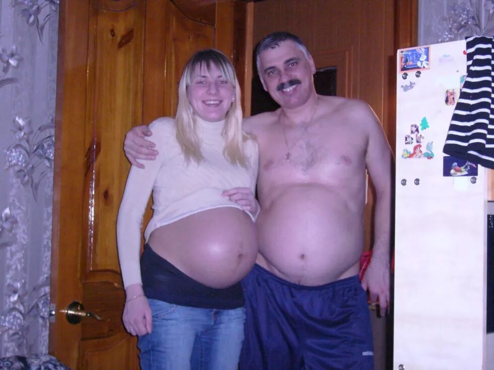 Беременность вторым мальчиком. Беременные мальчиком живот. Живот девочки и мальчика беременность. Фотосессия с животиком и мужем.