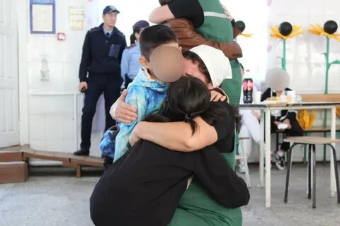 Ол жаңалықтарды оқиды және олар оған жұбатады.