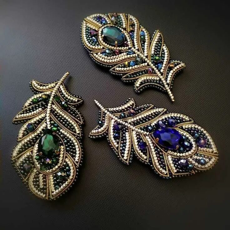 Перо из бисера. Брошь павлинье перо. Серьги из бисера перышко. Брошь перо. Серьги перья из бисера.