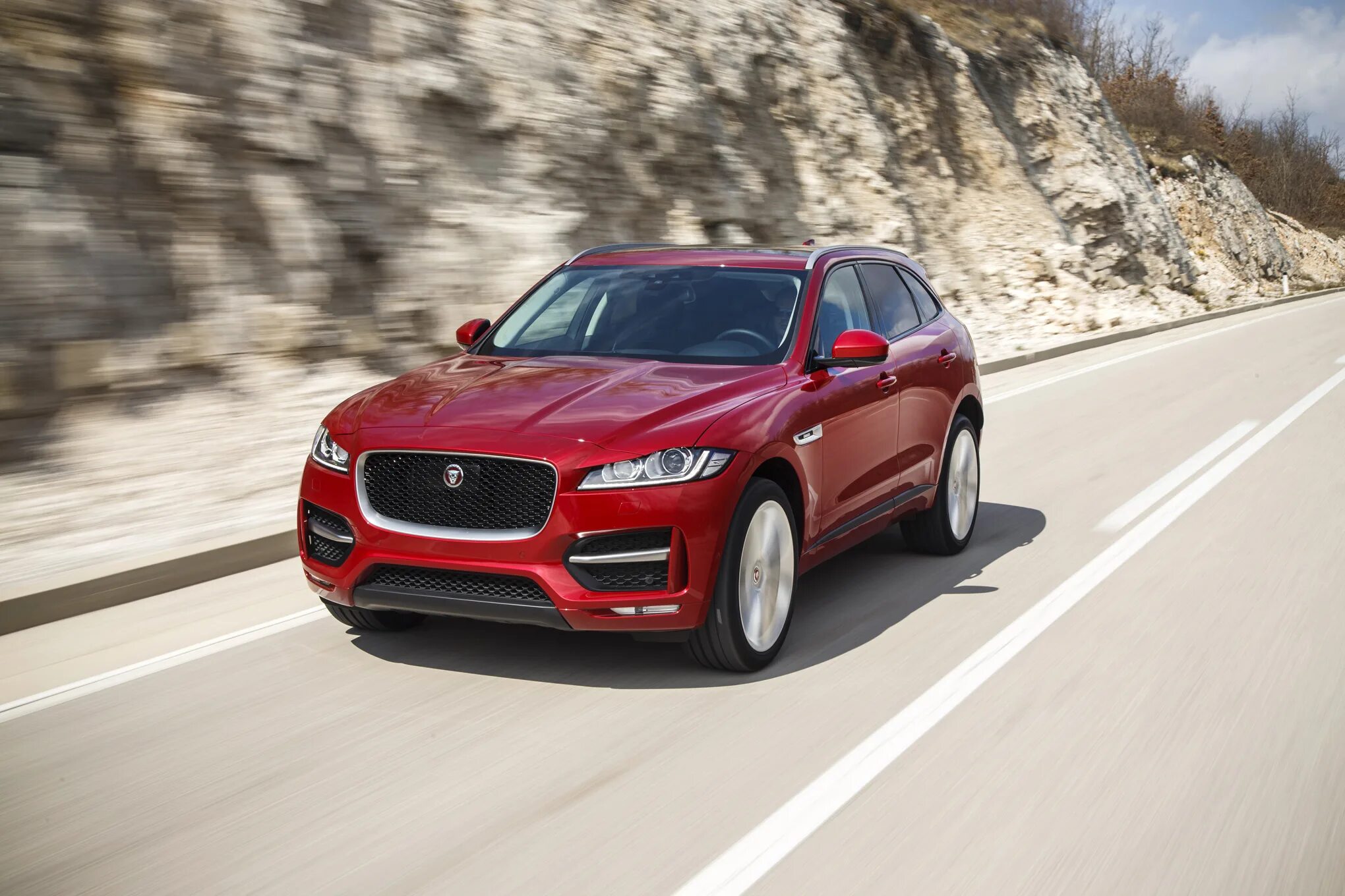 F pace обзор. Кроссовер ягуар f-pace. jaguar f-pace 2017. ягуар ф пейс 2017. ягуар f pace красный.