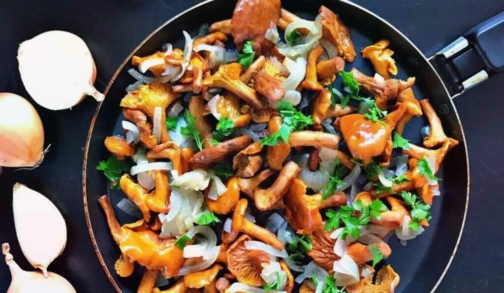 Как вкусно приготовить лисички на сковороде. Лисички грибы жареные. лисички грибы приготовление. жареные лисички. грибы на сковородке.
