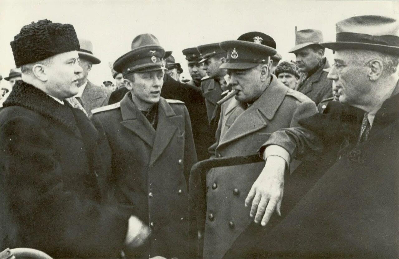 Крымская конференция союзников. Февраль 1945 Ялтинская конференция. На Ялтинской конференции (февраль 1945 г.). Рузвельт Черчилль Сталин конференция Ялта. Сталин Рузвельт и Черчилль на Ялтинской конференции.