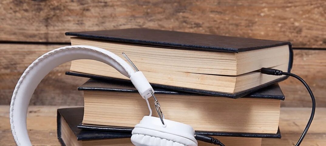 Книга в наушниках. Книга с наушниками. Игорь князев диктор. Прослушивание аудиокниг. Книга и наушники.