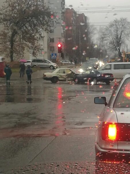 Пешеходный переход на перекрестке. Пешеход на дороге. Могилёв авария пересечение крупской и кирова. Могилёв авария пересечение крупской и кирова. Дтп в могилеве на крупской 05.