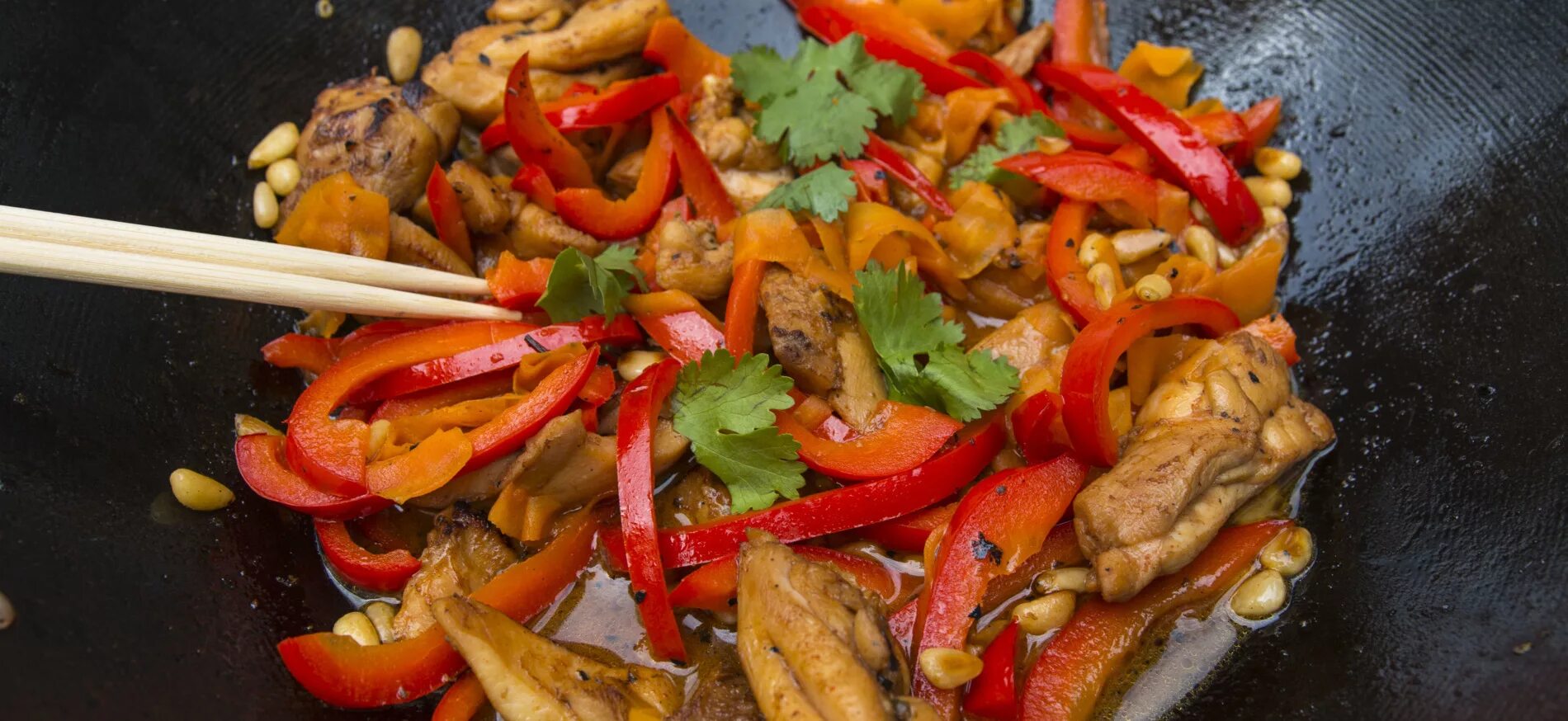 курица по китайски с овощами. курица по-тайски с овощами. курица с овощами в воке по-китайски. курица по-тайски с овощами. курица в кисло-сладком соусе по-китайски.