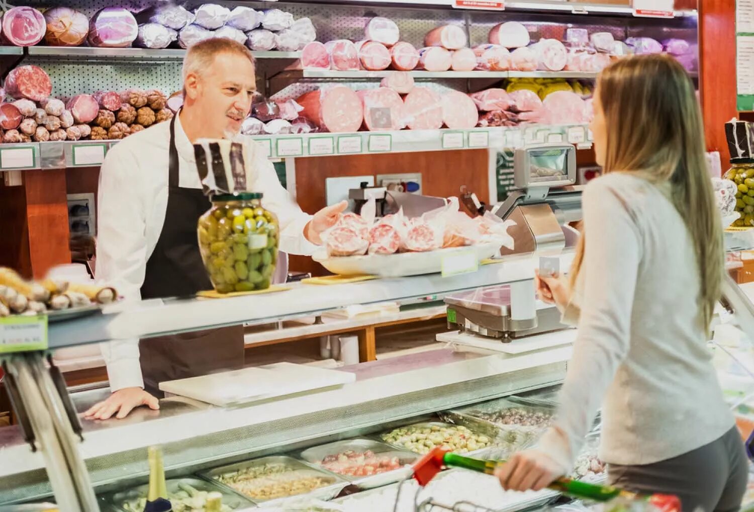 Через прилавок. Продавец за прилавком. Прилавок обслуживания. Продавщица в продуктовом магазине. Подошла к прилавку