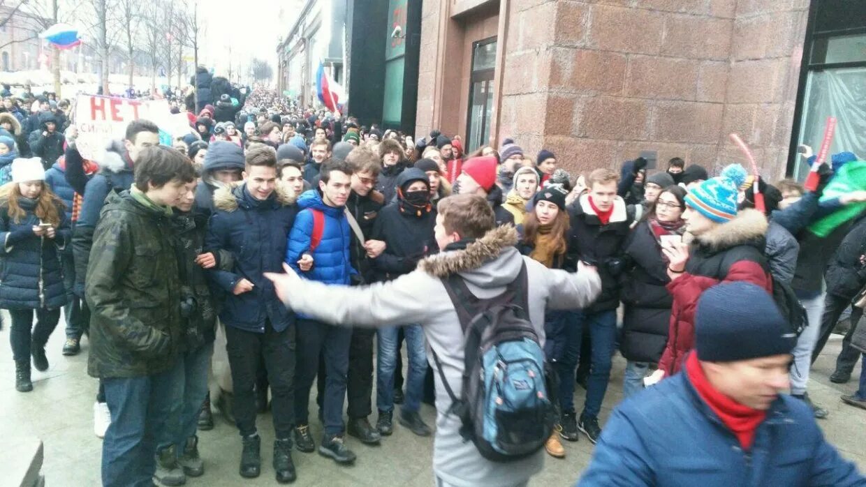 Участие в митингах пример. Несовершеннолетние на митинге. Митинг дети несанкционированный это. Школьники на митинге. Школьники протест.