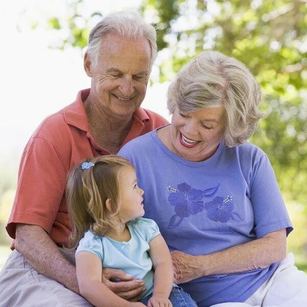 Бабушка дедушка и внучка. Бабушка и дедушка с внуком. Дети с бабушкой и дедушкой. Пенсионеры и дети. Внучка есть у дедушки