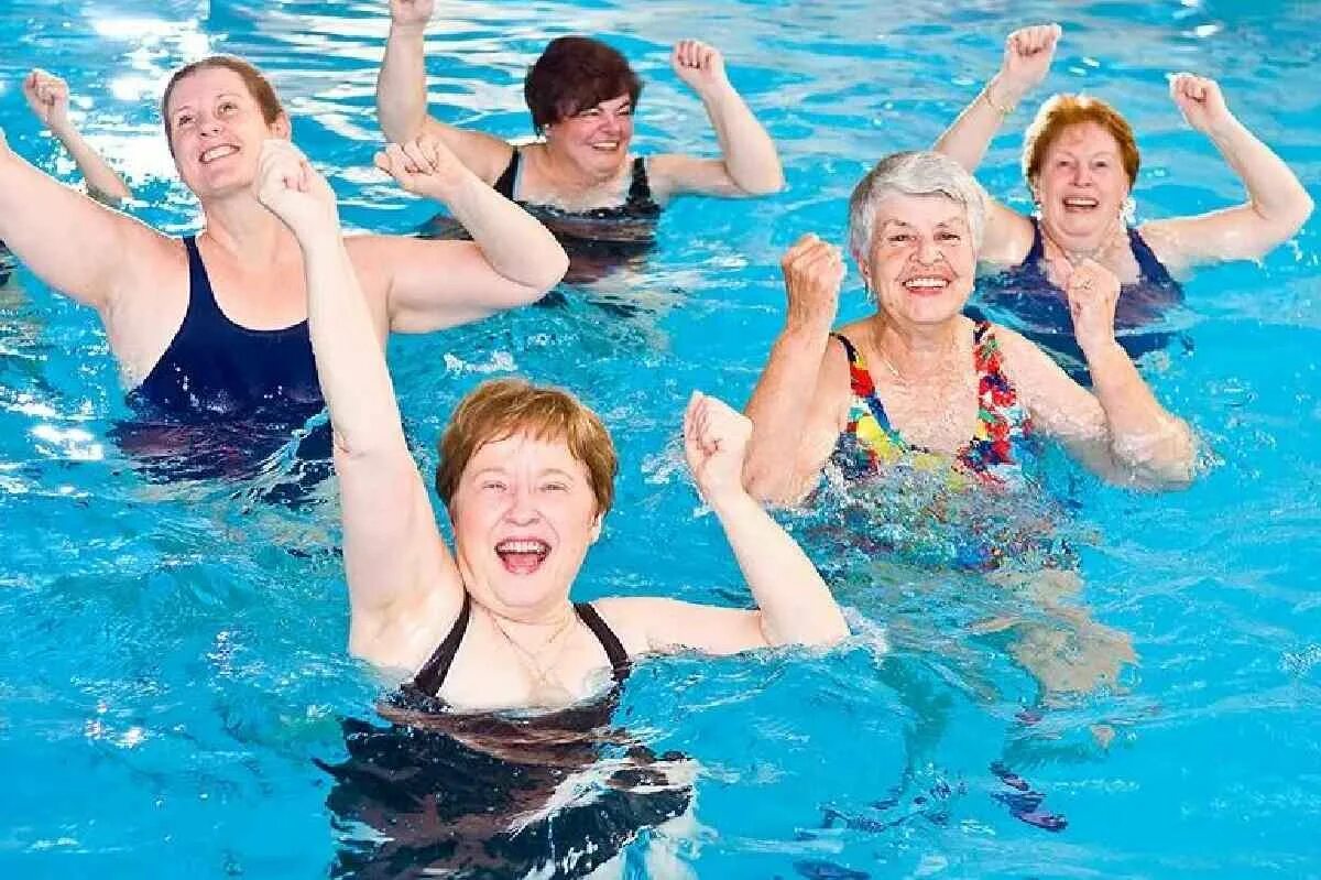 Пожилые купаются. Пожилые люди в бассейне. Аквааэробика для пожилых людей. Бабушки в бассейне. Бабки в бассейне.