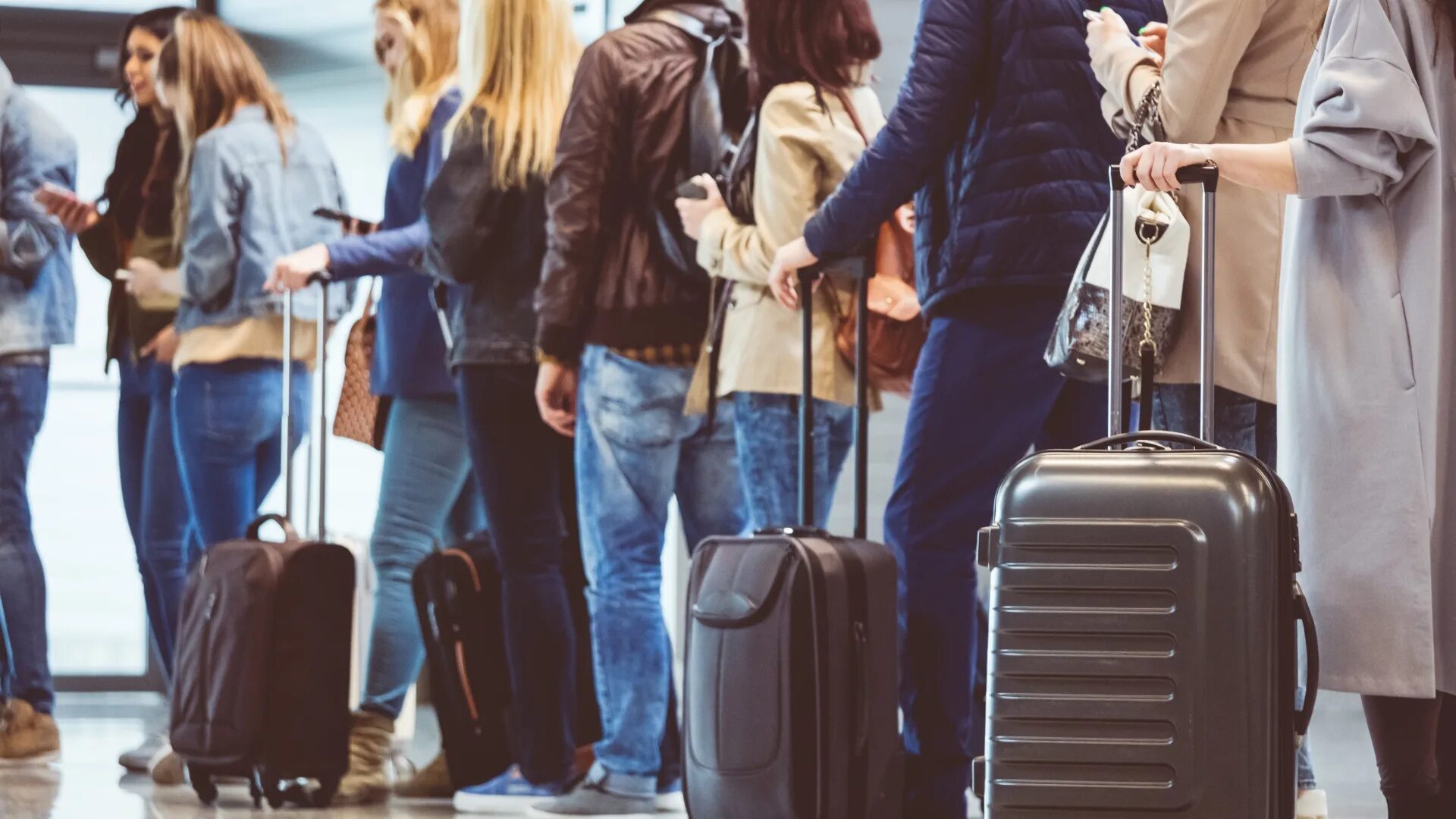 По приезду туристов. Человек с чемоданом. Люди в аэропорту. Люди с чемоданами в аэропорту. Туристы в аэропорту.